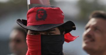 Person wearing a hat with the image of Che Guavara