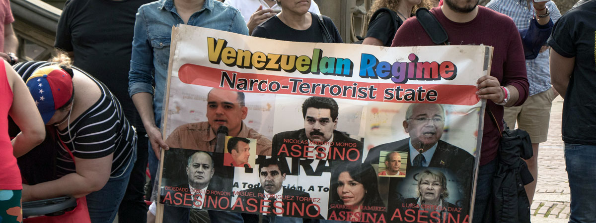 Image of a banner in Spanish that condemns Nicolás Maduro and others as assassins