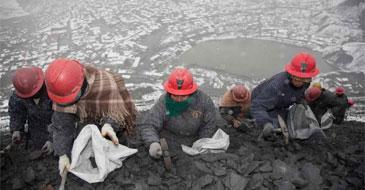 “Pallaqueras” (female gold scavengers) search waste rock from gold mine in La Rinconada, Peru, September 29, 2009